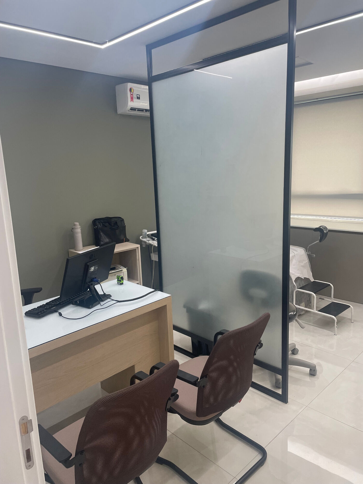 Sala de atendimento com divisória de vidro