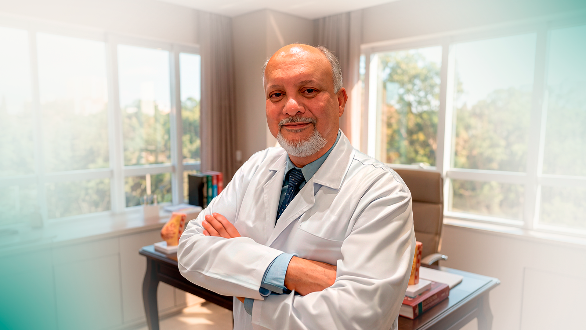 Dr. Omar Filogônio no consultório